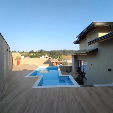 Sobrado colonial com piscina no Residencial Cambarah, em Jarinu