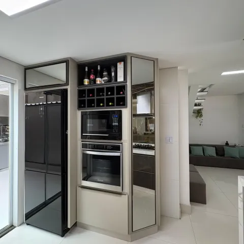 Casa de 240 m² porteira fechada com 4 dormitórios no Residencial dos Metalúrgicos