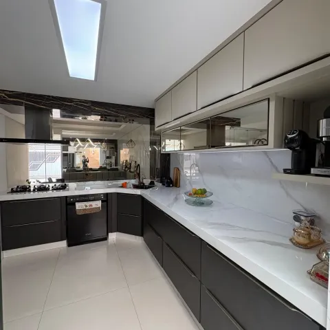 Casa de 240 m² porteira fechada com 4 dormitórios no Residencial dos Metalúrgicos