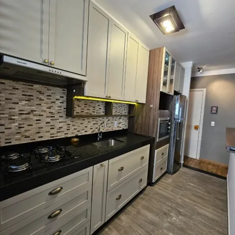 Apartamento de 83 m² com sala estendida e sol da manhã no Condomínio Practice