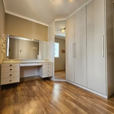 Apartamento de 83 m² com sala estendida e sol da manhã no Condomínio Practice